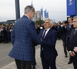 Su Majestad el Rey recibe el saludo del presidente de la Real Federación Española de Fútbol, Pedro Ángel Rocha